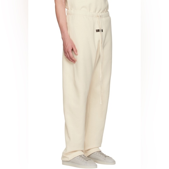 BNWT Men’s Fear of God Essentials Relaxed Sweatpant
Egg Shell XXL & XL - Picture 10 of 13